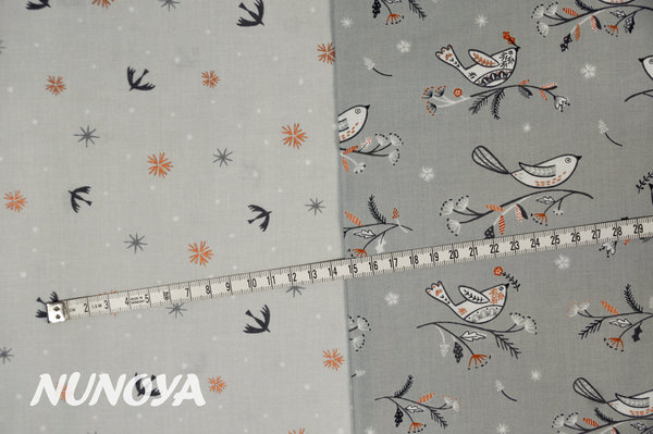 Pájaros volando y copos brillantes en gris claro - Winterfold de Ali Brookes para Dashwood Studio